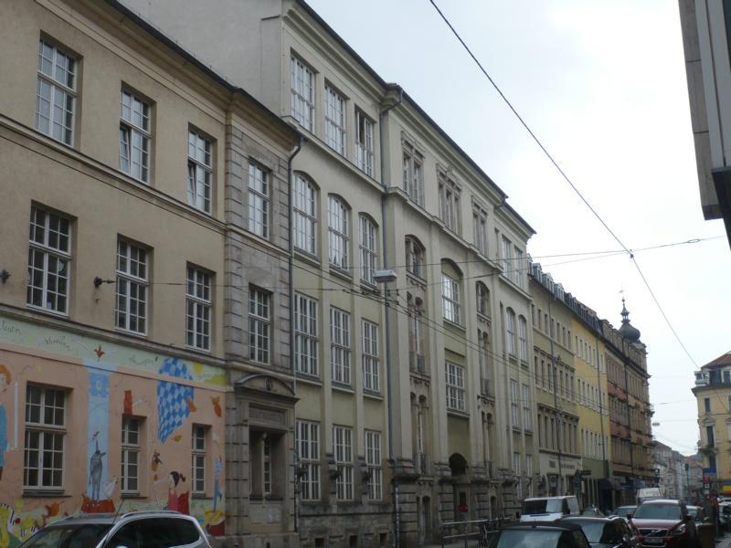 Grundschule Dresden in Außenansicht mit Himmel und Straßenschlucht