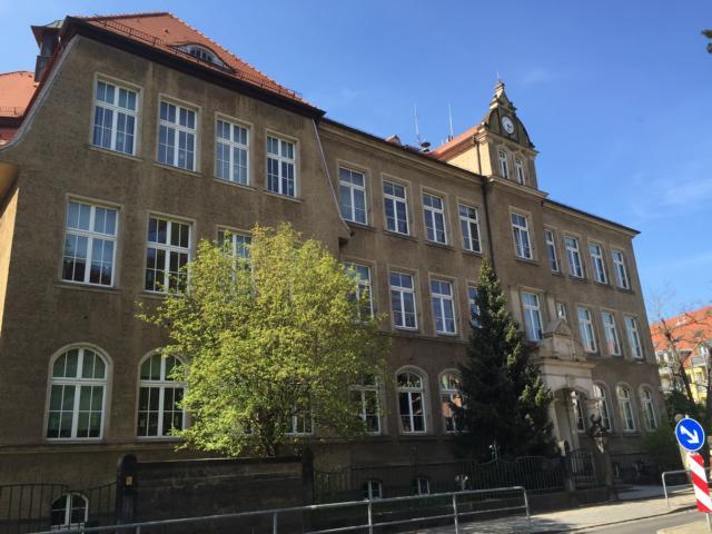 Grundschule Dresden in Außenansicht mit Himmel und Teil der Straße