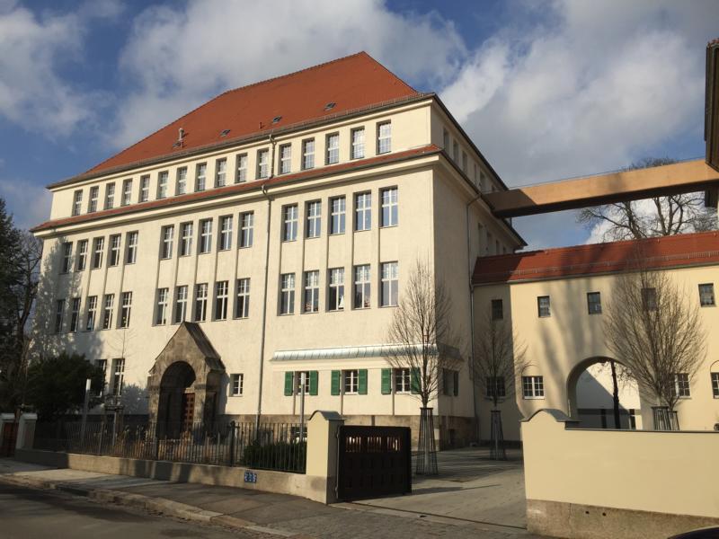 Oberschule Dresden in Außenansicht mit Himmel und Wolken